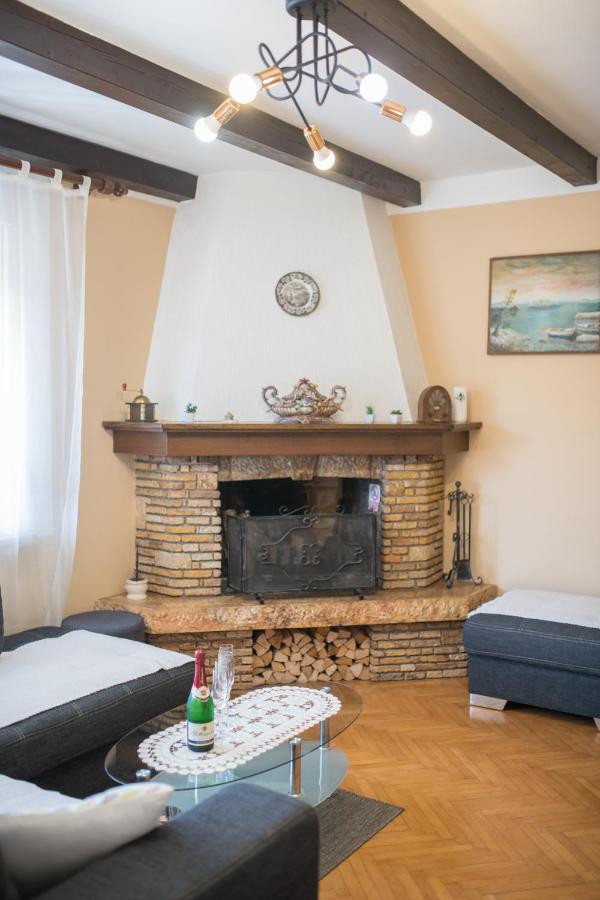 Apartament Red Karmenita