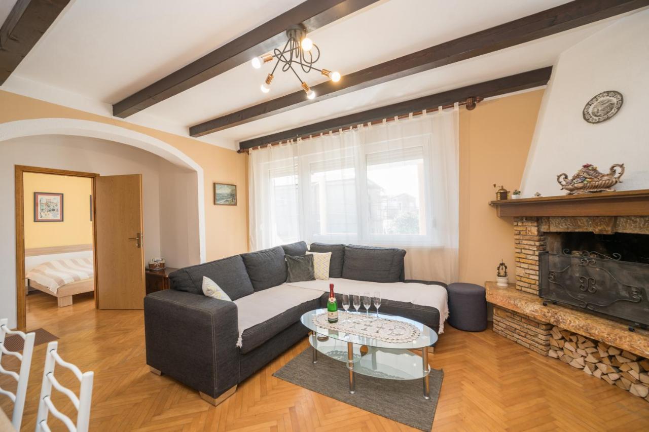 Apartament Red Karmenita *