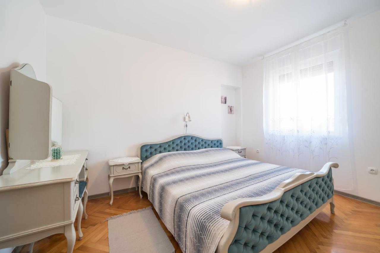 Apartament Red Karmenita